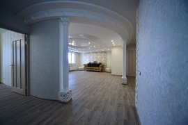 дизайн интерьера квартир в Омске: гостиная с лепниной