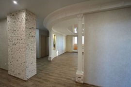 Дизайн интерьера квартир в Омске: вход в гостиную с колоннами